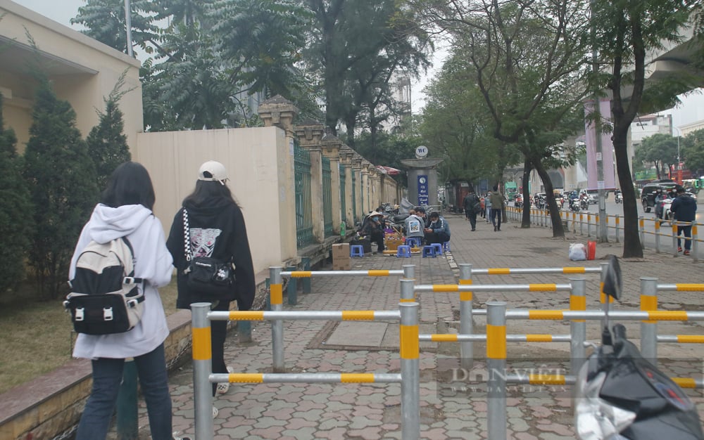 Hà Nội lắp rào chắn kín vỉa hè, người dân “vô tư” bày đồ đạc, bán trà đá - Ảnh 11.