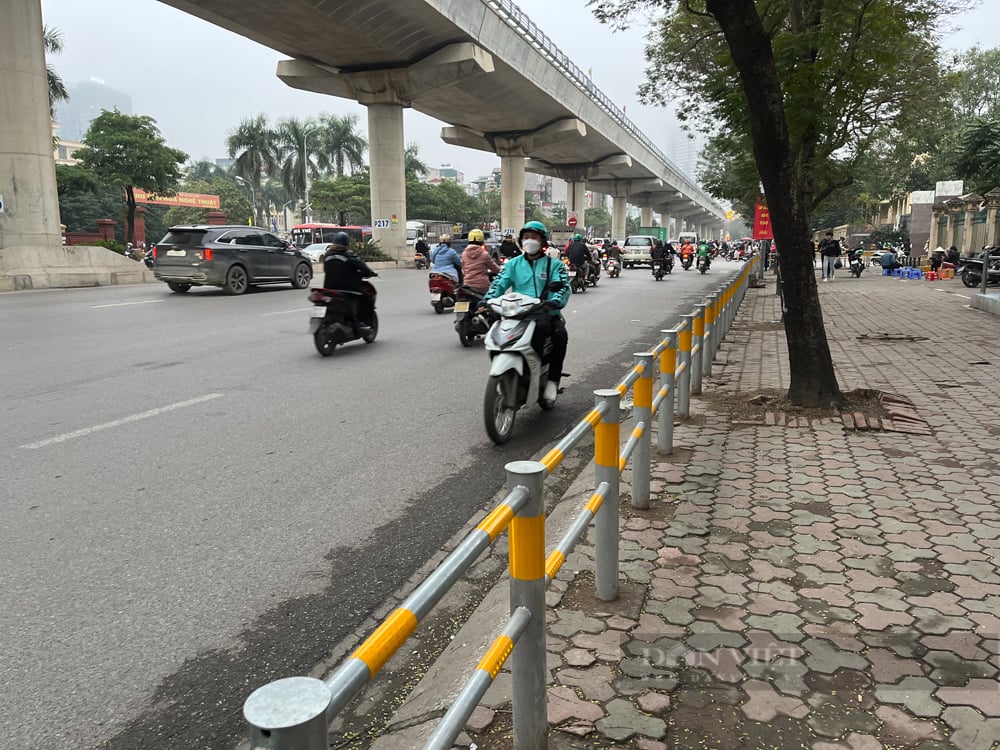 Hà Nội lắp rào chắn kín vỉa hè, người dân “vô tư” bày đồ đạc, bán trà đá - Ảnh 5.