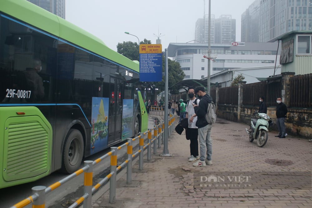 Hà Nội lắp rào chắn kín vỉa hè, người dân “vô tư” bày đồ đạc, bán trà đá - Ảnh 13.