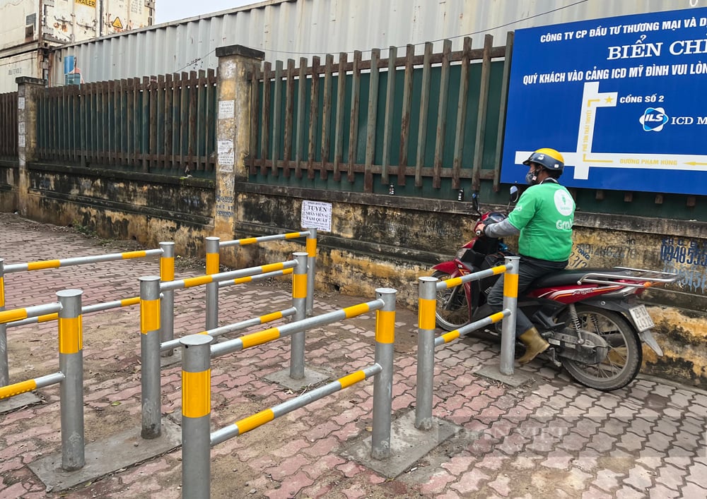Hà Nội lắp rào chắn kín vỉa hè, người dân “vô tư” bày đồ đạc, bán trà đá - Ảnh 4.