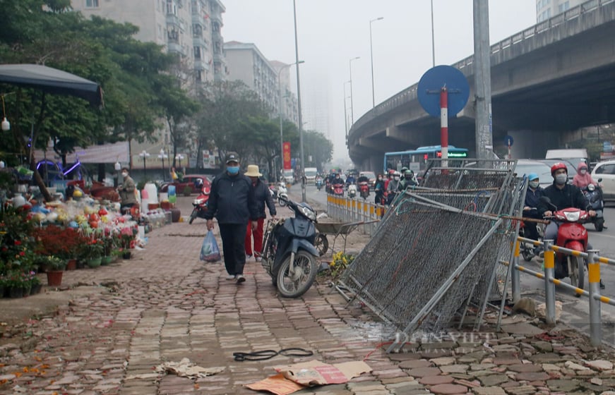 Hà Nội lắp rào chắn kín vỉa hè, người dân “vô tư” bày đồ đạc, bán trà đá - Ảnh 8.
