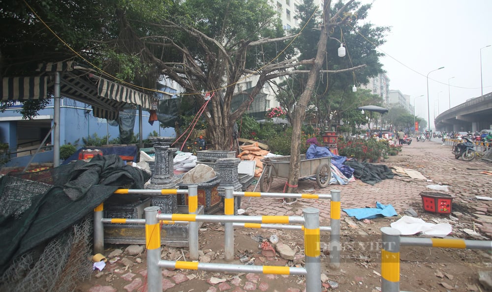 Hà Nội lắp rào chắn kín vỉa hè, người dân “vô tư” bày đồ đạc, bán trà đá - Ảnh 7.
