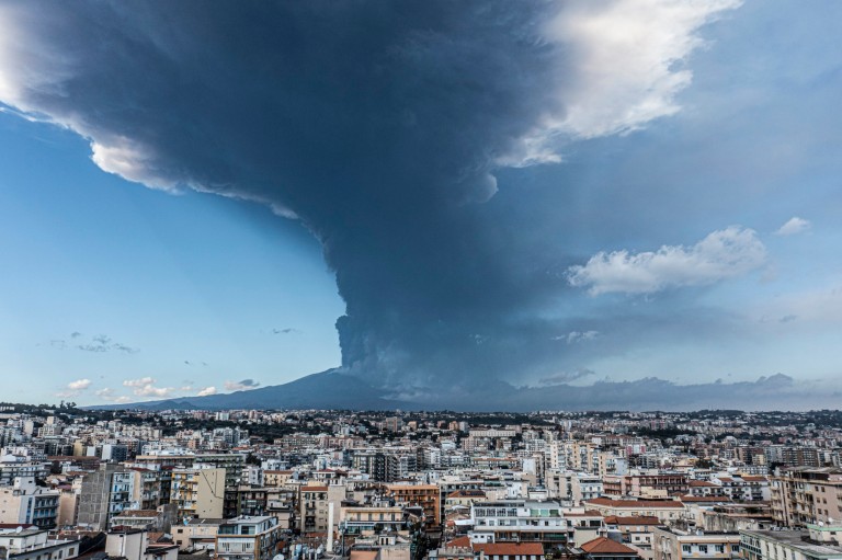 Núi lửa Etna tại &quot;xứ sở rượu vang&quot; một lần nữa phun trào thu hút khách du lịch - Ảnh 1.