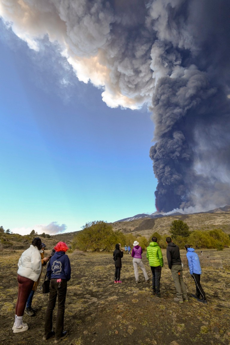 Núi lửa Etna tại &quot;xứ sở rượu vang&quot; một lần nữa phun trào thu hút khách du lịch - Ảnh 2.