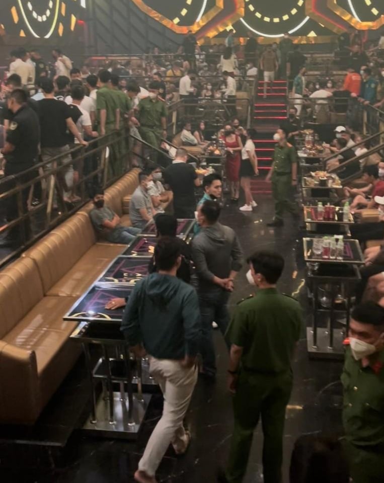 Đột nhập quán bar, phát hiện 50 nam thanh nữ tú dương tính ma túy - Ảnh 1.