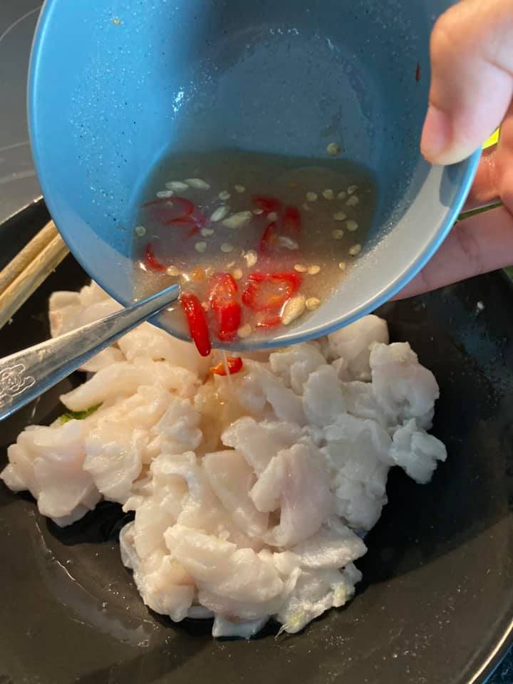 Làm gỏi cá không tanh nhờ loại nước quen thuộc này - Ảnh 10.