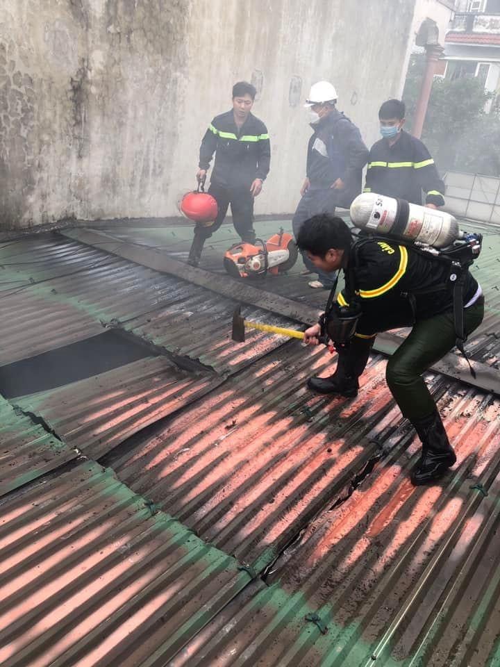 Nghệ An: 10 phút khống chế ngọn lửa, phát hiện chủ quán tử vong trên gác - Ảnh 2.