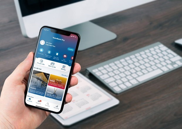 Phí tin nhắn tăng cao, ngân hàng khuyến khích sử dụng app - Ảnh 1.