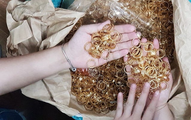 Xử tù nhóm đối tượng muốn ăn mà không muốn làm, lừa tặng khách hàng nhẫn vàng giả - Ảnh 2.