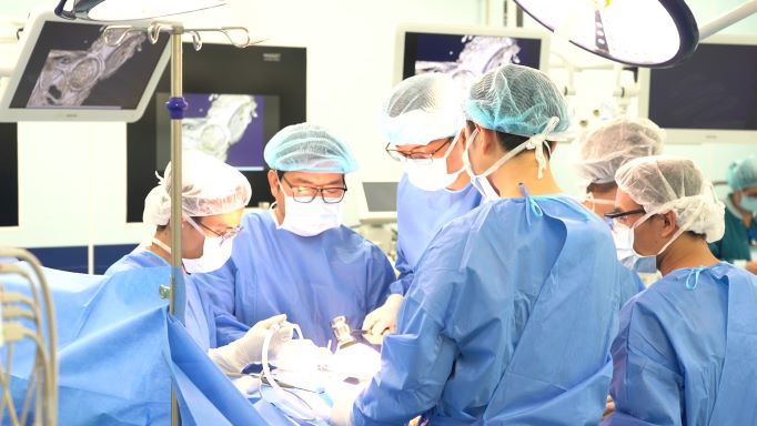 Vinmec: Ứng dụng thành công kỹ thuật “cá thể hóa” thay khớp háng “4 không” - Ảnh 4.