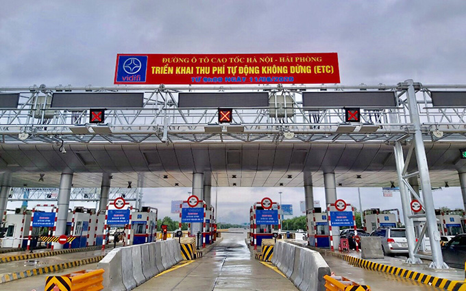 Thủ tướng Chính phủ yêu cầu đẩy nhanh việc dán thẻ định danh ô tô để thu phí điện tử không dừng - Ảnh 3.