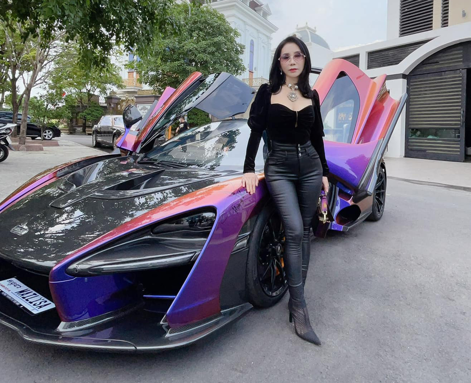 Xem vợ Hoàng Kim Khánh live stream dàn siêu xe khủng, tiết lộ giá Koenigsegg Regera gây choáng - Ảnh 1.