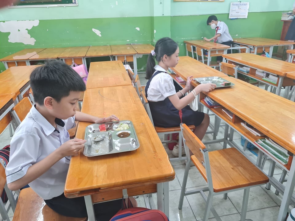 Các trường tại TP.HCM tổ chức bán trú thế nào khi F0 đang ngày một gia tăng? - Ảnh 1.