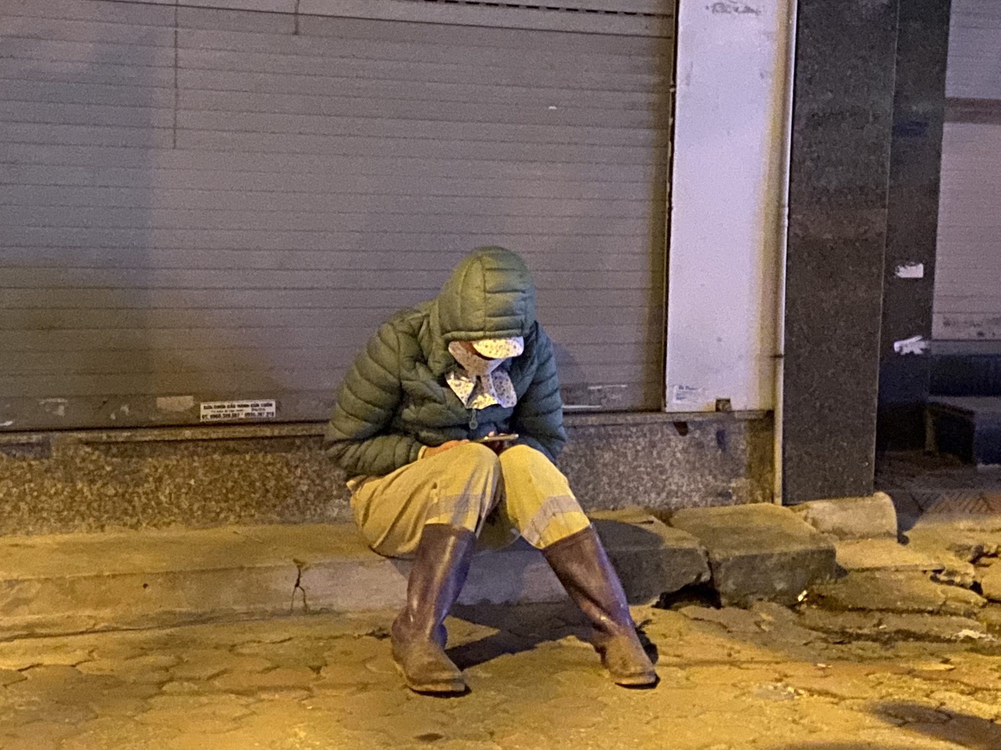 Nỗi cơ cực của công nhân quét rác giữa đêm giá lạnh “cắt da cắt thịt” ở Thủ đô Hà Nội  - Ảnh 4.