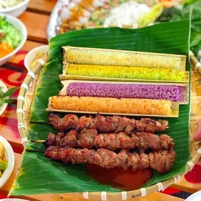 Thịt nướng ống tre ăn cùng cơm lam thơm ngát - Ảnh 1.