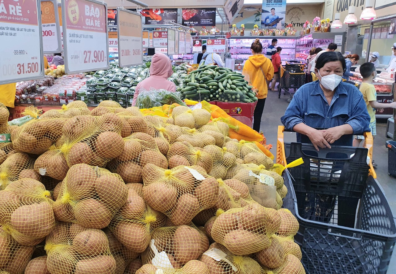 Săn hàng siêu khuyến mãi tại siêu thị thời &quot;bão giá&quot; - Ảnh 2.