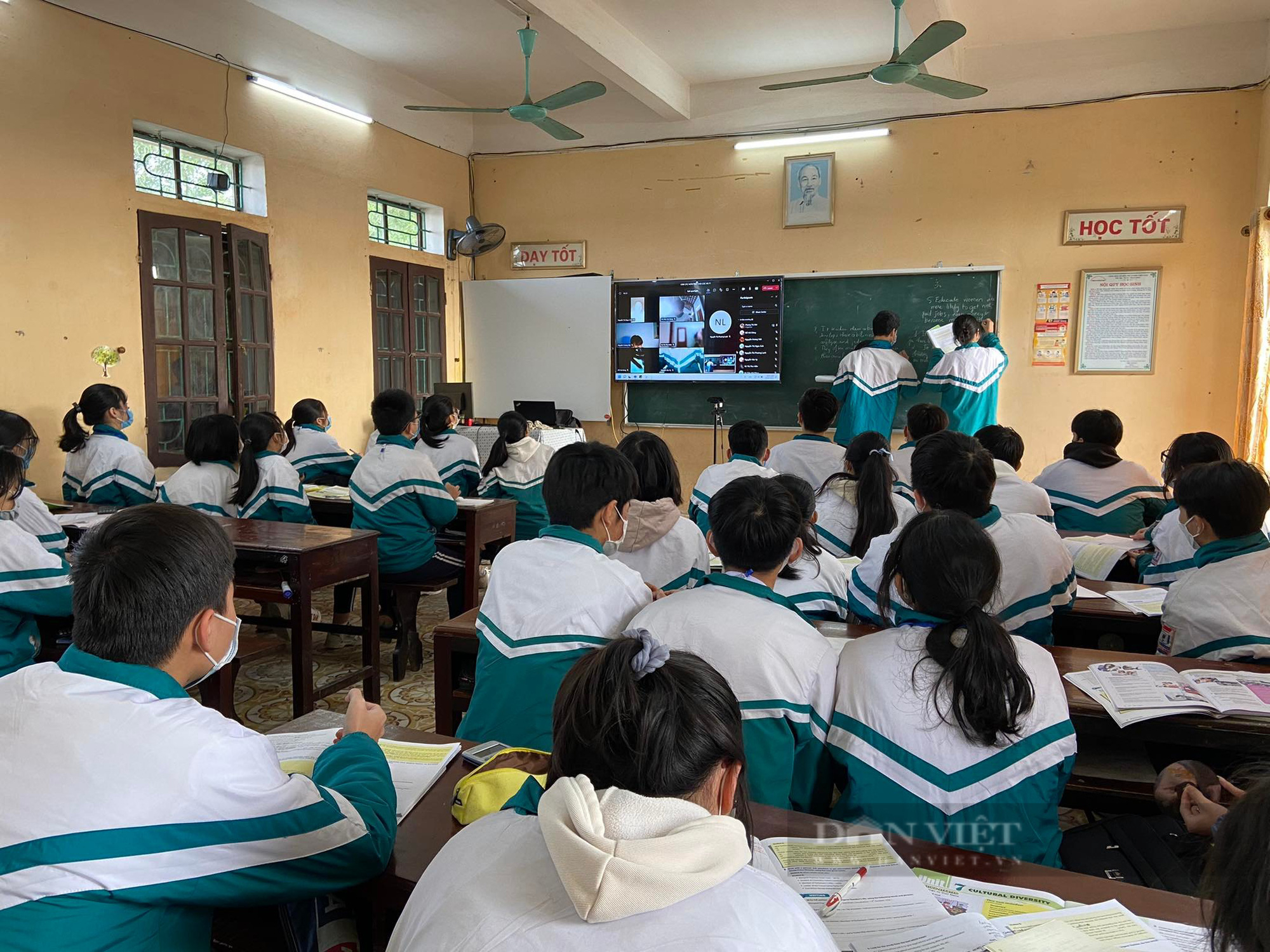 Giáo viên “quay cuồng” vừa dạy trực tiếp - trực tuyến, học sinh dễ... nản - Ảnh 1.