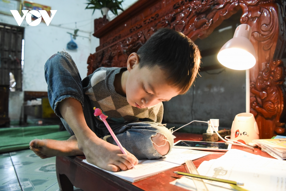 Nghị lực vượt qua nghịch cảnh của cậu học trò không tay  - Ảnh 1.