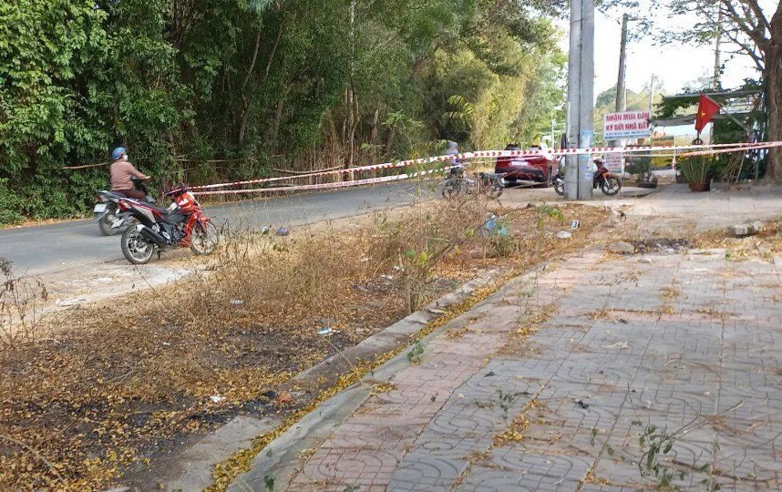 Chồng chém 2 nhát vào mặt vợ rồi uống thuốc diệt cỏ để tự tử - Ảnh 1.