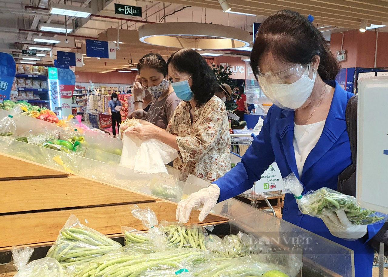 Bất ngờ rau 10.000 đồng/kg, hàng mua 1 tặng 1 tại siêu thị thời &quot;bão giá&quot; - Ảnh 2.