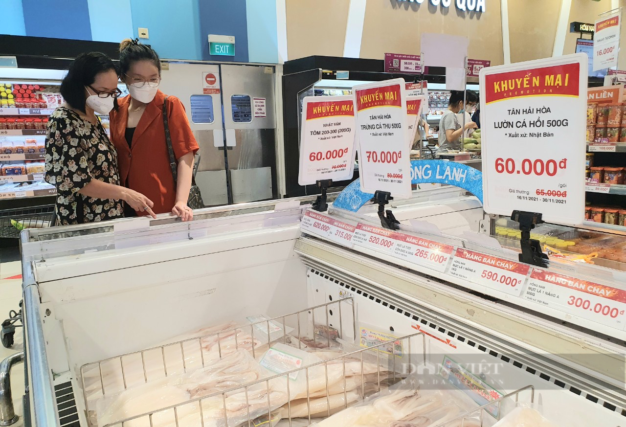 Bất ngờ rau 10.000 đồng/kg, hàng mua 1 tặng 1 tại siêu thị thời &quot;bão giá&quot; - Ảnh 4.