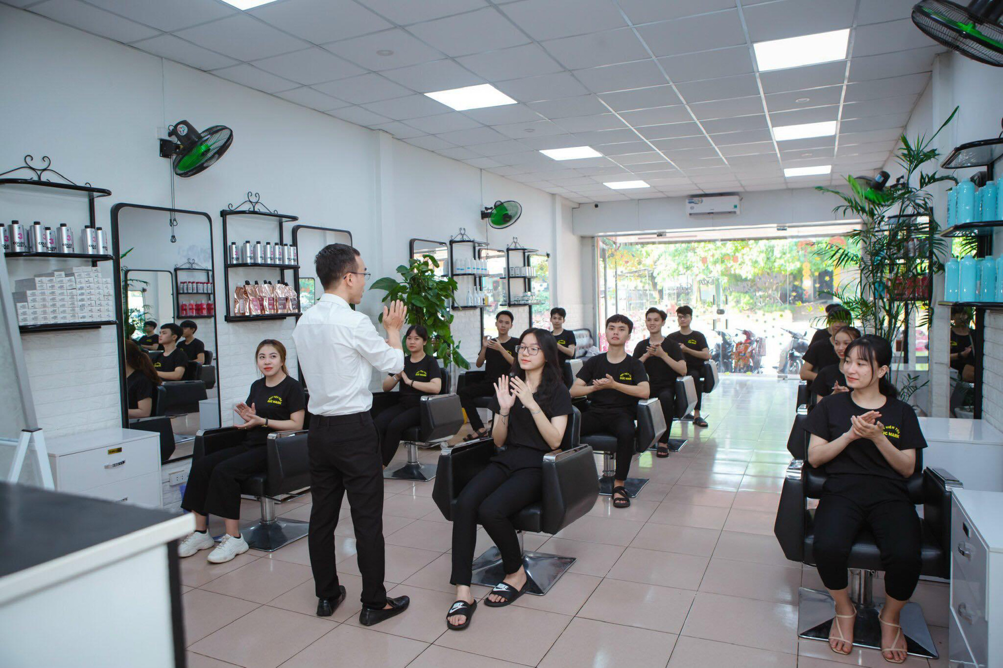 CEO viện tóc Đức Mark: Tôi luôn sẵn lòng giúp các bạn trẻ tạo dựng sự nghiệp - Ảnh 5.