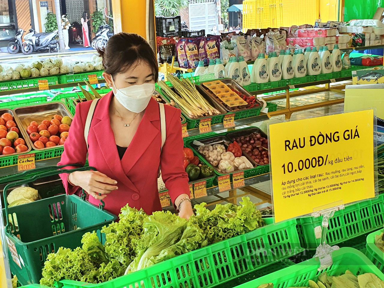 Bất ngờ rau 10.000 đồng/kg, hàng mua 1 tặng 1 tại siêu thị thời &quot;bão giá&quot; - Ảnh 1.