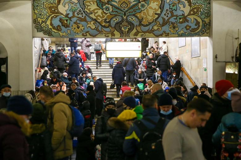 Hình ảnh dân Ukraine trú ẩn dưới ga tàu vì pháo, không kích liên tục của quân đội Nga - Ảnh 5.