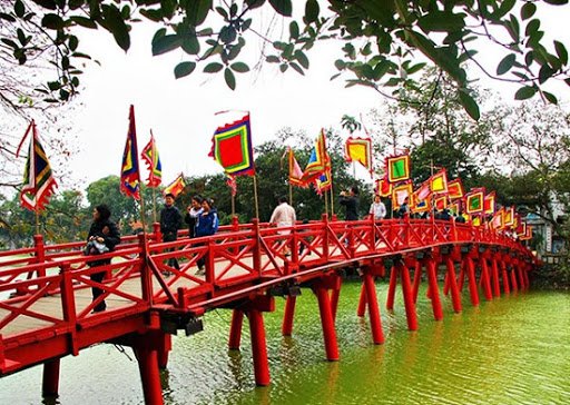 Tại sao cầu Thê Húc được sơn màu đỏ, hướng về phía Mặt trời mọc? - Ảnh 5.