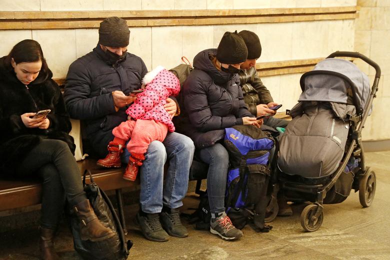 Hình ảnh dân Ukraine trú ẩn dưới ga tàu vì pháo, không kích liên tục của quân đội Nga - Ảnh 7.