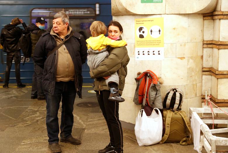 Hình ảnh dân Ukraine trú ẩn dưới ga tàu vì pháo, không kích liên tục của quân đội Nga - Ảnh 8.