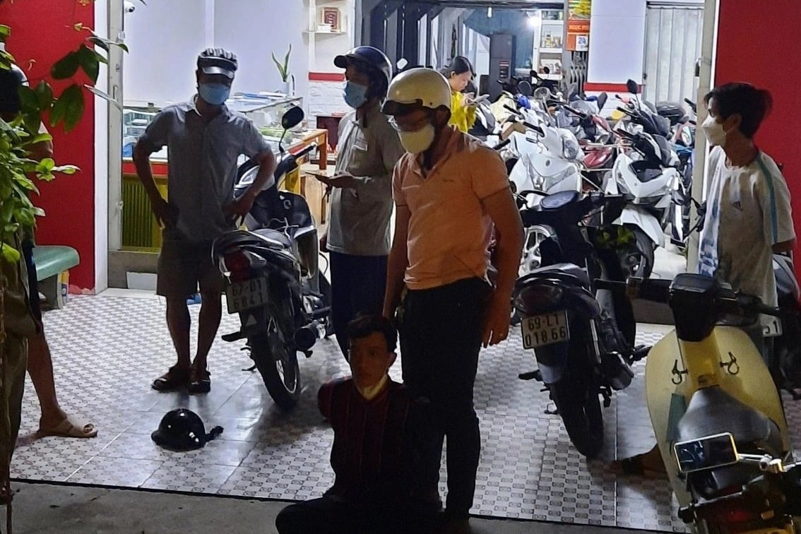 Bị &quot;tóm&quot; khi đang mang xe máy vừa trộm đi cầm đồ - Ảnh 1.