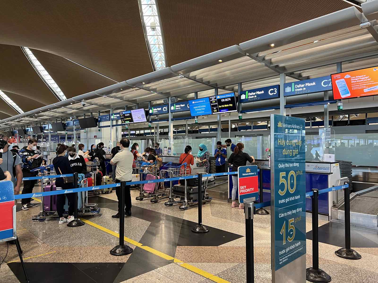 Mở cửa bay quốc tế, các hãng hàng không tăng tốc thoát cảnh &quot;đóng băng&quot; - Ảnh 1.