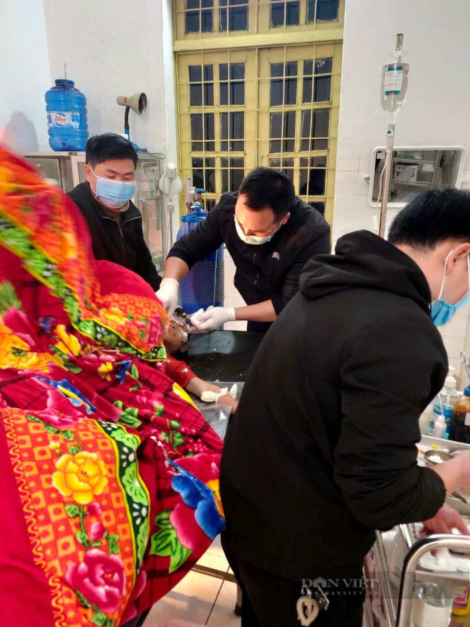 Lào Cai: Hỏa hoạn thiêu rụi nhà gỗ trong đêm, 2 trẻ em thương vong - Ảnh 2.