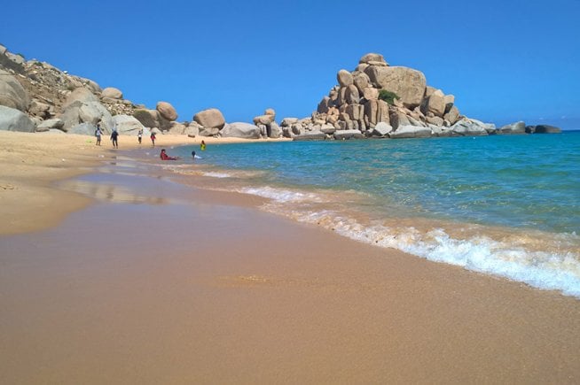 Top những bãi biển đẹp hoang sơ nên ghé một lần ở Ninh Thuận - Ảnh 2.