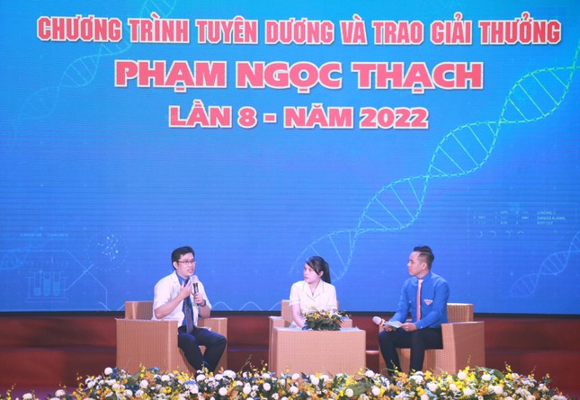 Vinh danh những cống hiến, hy sinh của đội ngũ thầy thuốc trẻ TPHCM - Ảnh 2.