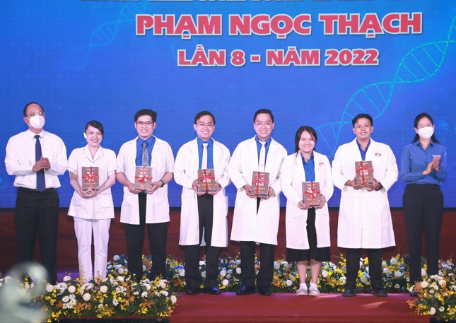 Vinh danh những cống hiến, hy sinh của đội ngũ thầy thuốc trẻ TPHCM - Ảnh 6.