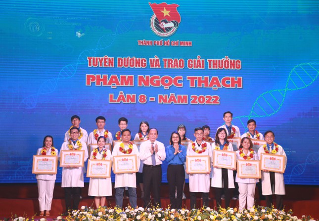 Vinh danh những cống hiến, hy sinh của đội ngũ thầy thuốc trẻ TPHCM - Ảnh 14.