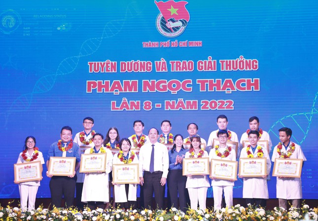 Vinh danh những cống hiến, hy sinh của đội ngũ thầy thuốc trẻ TPHCM - Ảnh 10.