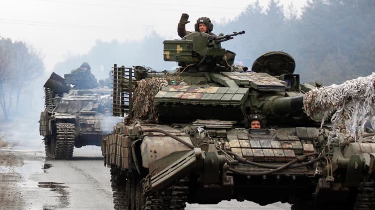Người Ukraine ùn ùn nhập ngũ: 'Chúng tôi sẽ không quỳ gối, chúng tôi sẽ chiến thắng!' - Ảnh 2.
