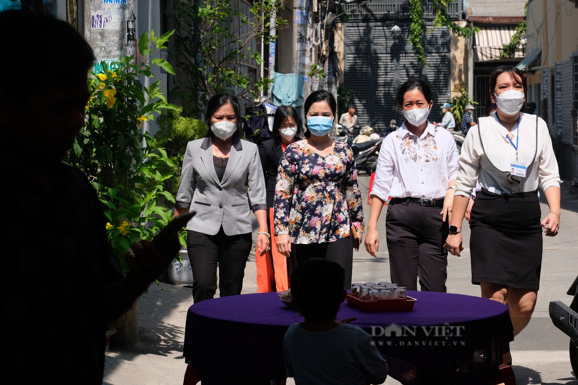 Vụ chìm ca nô ở biển Cửa Đại Quãng Nam: 4 nạn nhân sống tại TP.HCM được đưa về nhà - Ảnh 12.