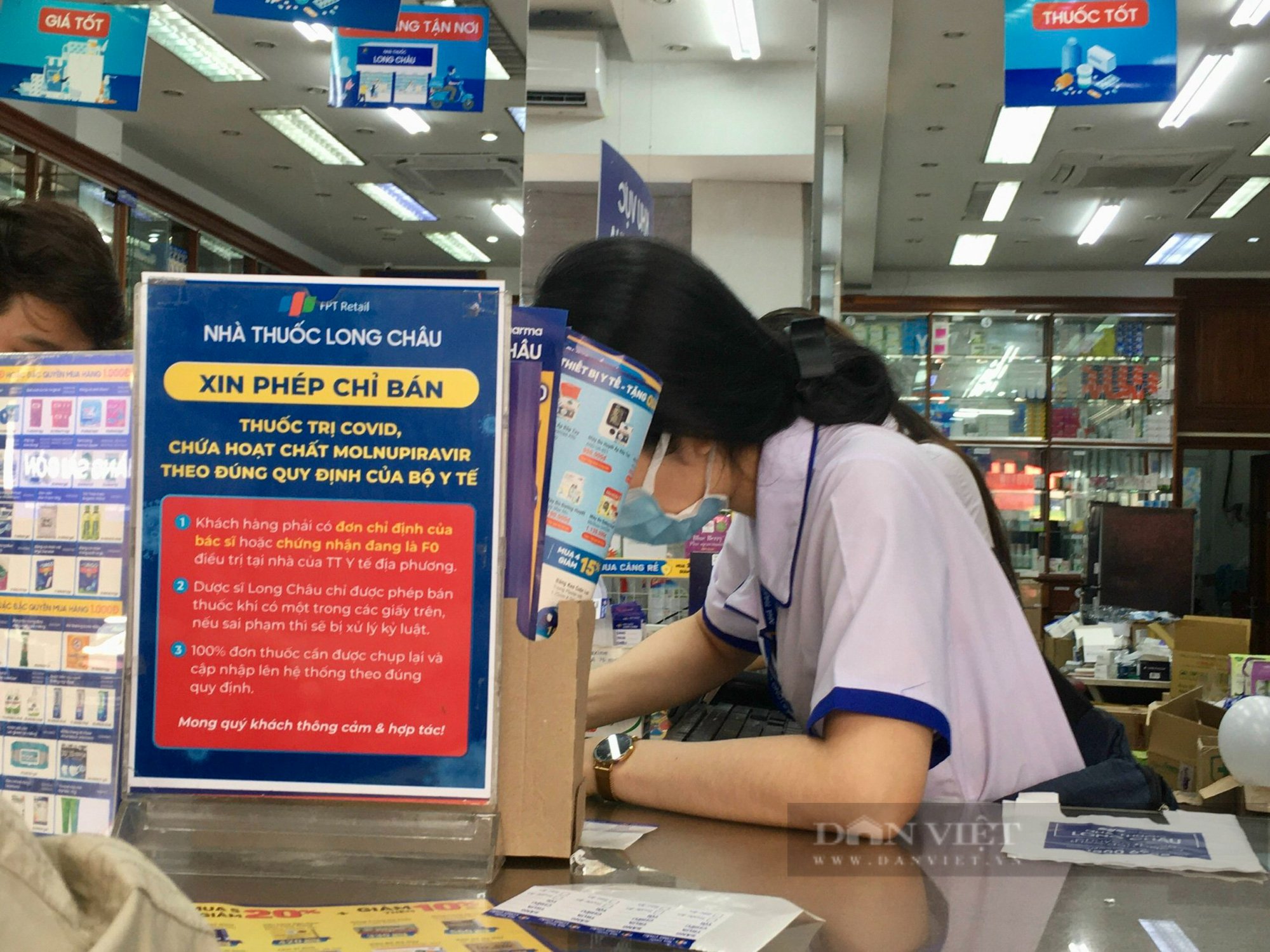 Khó khăn khi mua Molnupiravir tại nhà thuốc, người dân xoay xở tự mua - Ảnh 1.