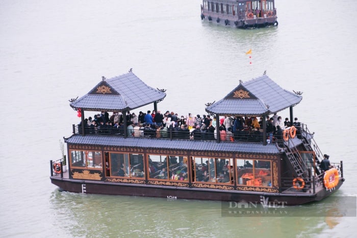 Chen chân đông nghẹt, nhiều bạn trẻ trèo cả lên mái khu du lịch chùa Tam Chúc chụp ảnh đầu năm mới - Ảnh 13.