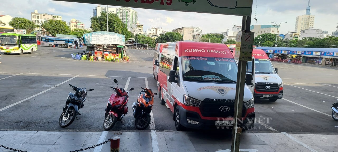 Bến xe lớn nhất TP.HCM vắng hoe khách trở lại thành phố ngày mồng 5 Tết: Tài xế lắc đầu thở dài - Ảnh 1.