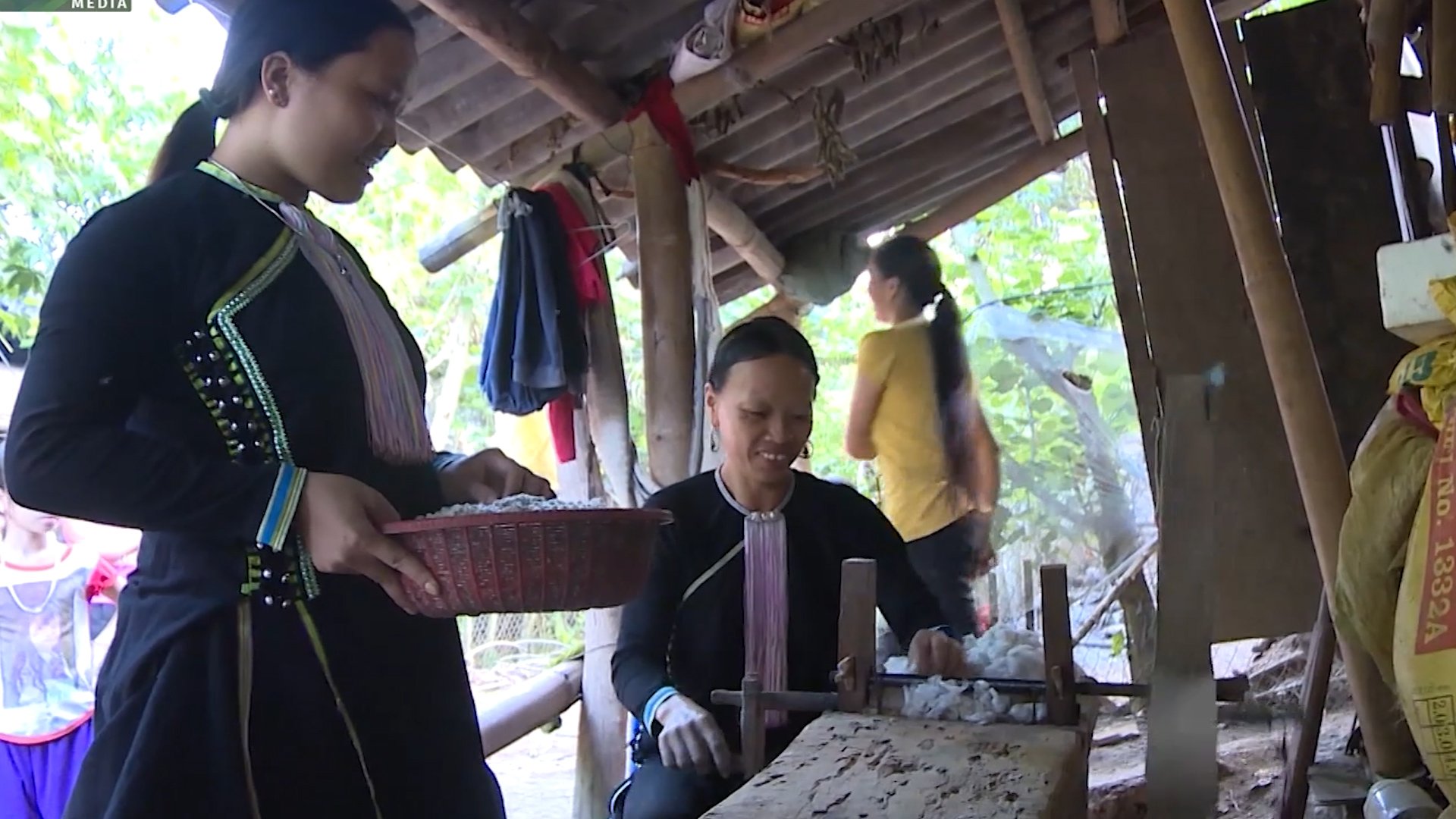 Độc đáo nghề dệt thổ cẩm của người Dao Tẻn ở Sìn Hồ - Ảnh 3. Độc đáo nghề dệt thổ cẩm của người Dao Tẻn ở Sìn Hồ - Ảnh 3.