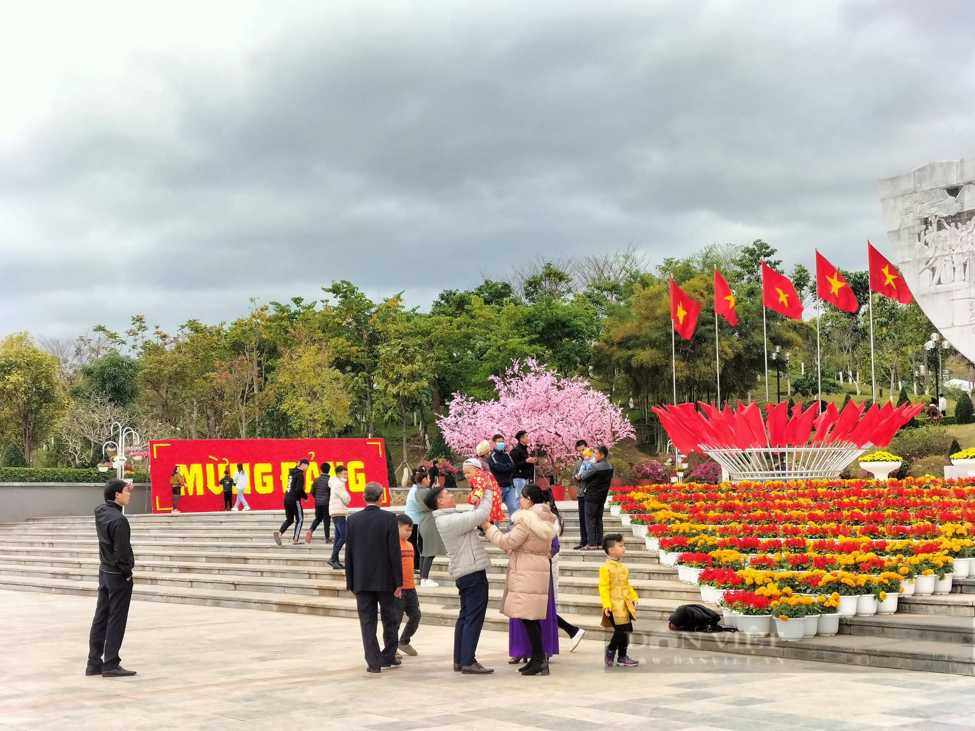 Người dân Tây Bắc du xuân dưới thời tiết lạnh thấu xương - Ảnh 6.