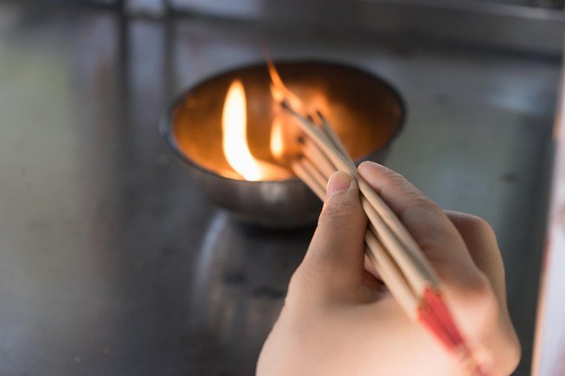 Vì sao người Việt kiêng thắp hương nhang số chẵn lên bàn thờ? - Ảnh 1.