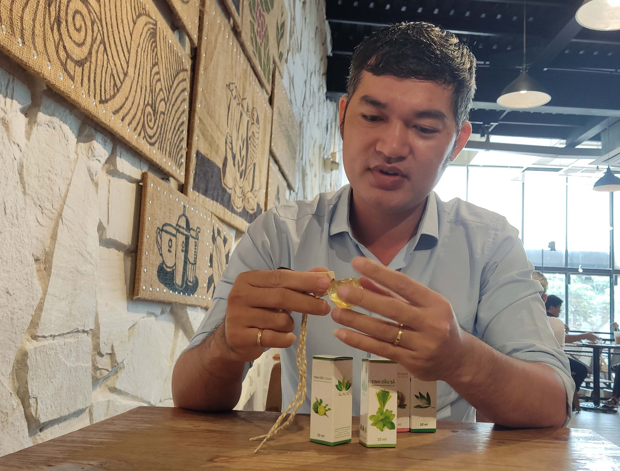 Biến nông sản “bỏ đi” thành tinh dầu cao cấp - Ảnh 1. Biến nông sản “bỏ đi” thành tinh dầu cao cấp - Ảnh 1.
