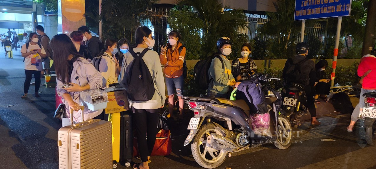 Bến xe lớn nhất TP.HCM đông nghẹt lúc rạng sáng - Ảnh 8.