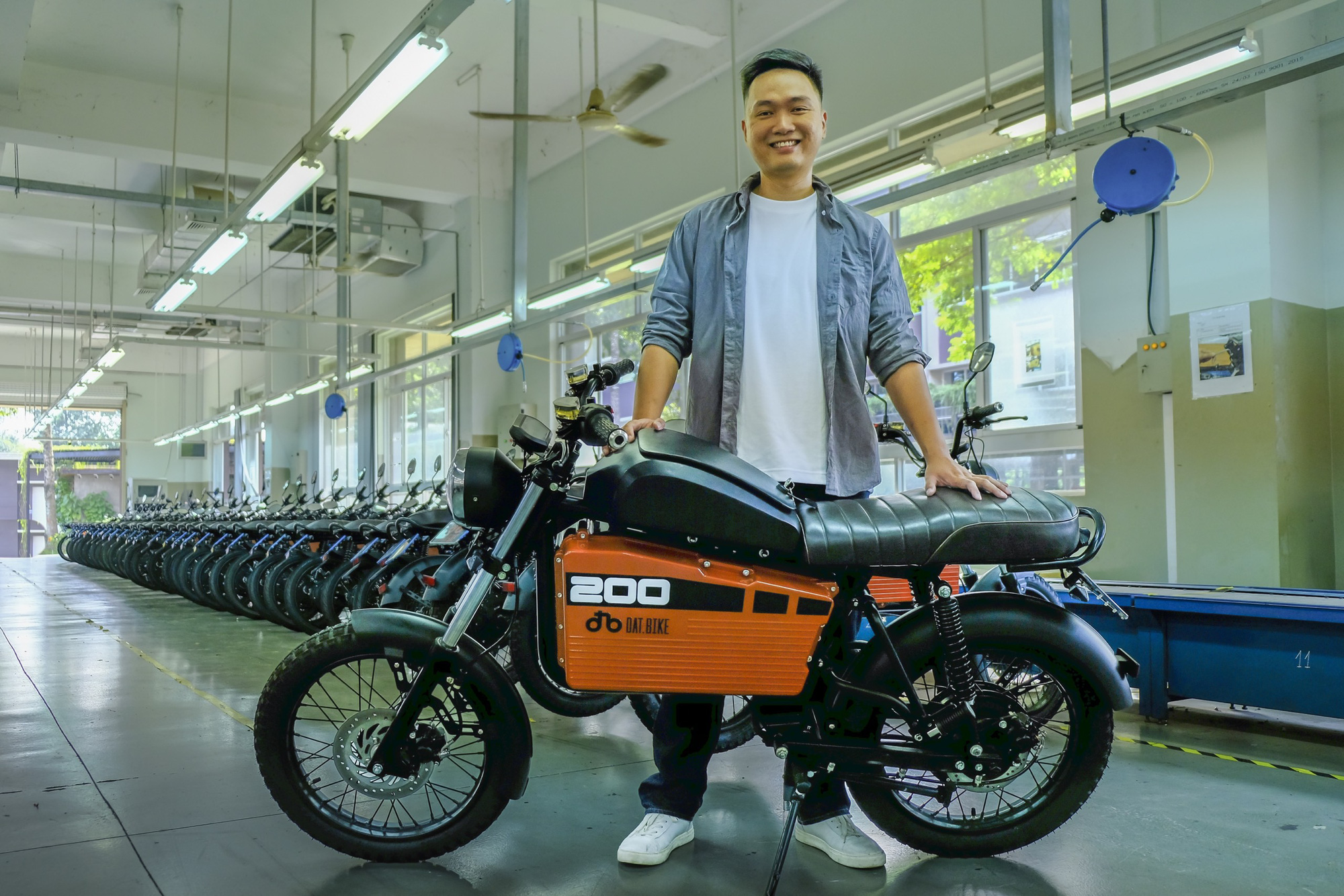Chàng trai bỏ việc ở Mỹ về Việt Nam khởi nghiệp với xe máy điện - Ảnh 1.